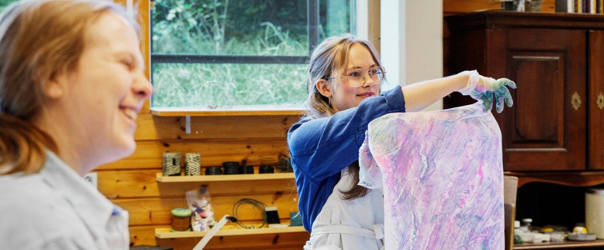 Tre personer läser i böcker.