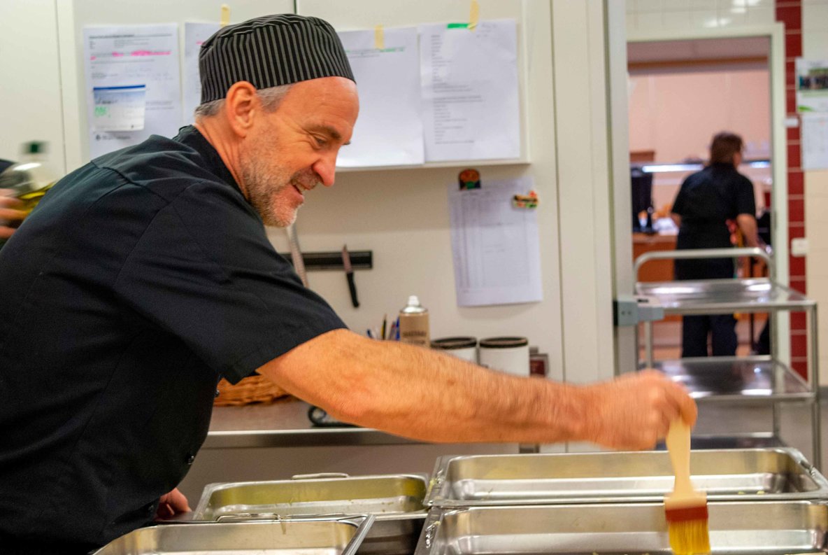 Kock penslar pajskal i köket på Fellingsbro folkhögskola.
