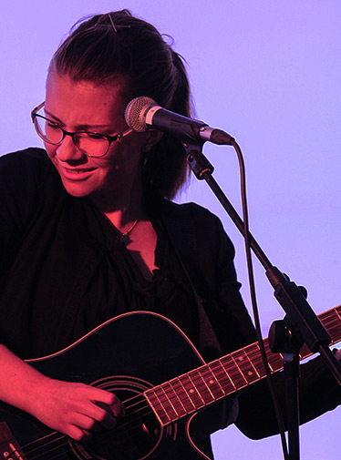 Bild: Deltagare på Singer/Songwriter spelar och sjunger i skolans restaurang.