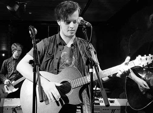 Bild: Deltagare på Singer/Songwriter spelar gitarr i skolans källarpub Lagrotta.