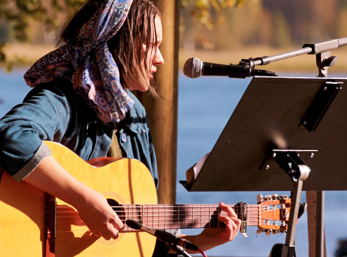 Bild: Deltagare på Singer/Songwriter spelar och sjunger vid Torne älv.