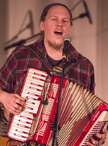 Bild: Deltagare på Singer/Songwriter sjunger och spelar dragspel.