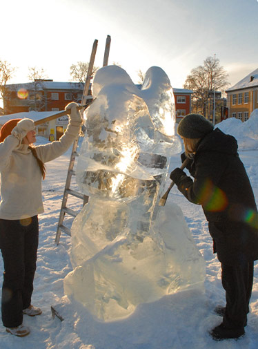 Bild: Deltagare arbetar med isskulptur på Haparanda torg.