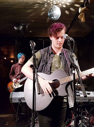 Bild: Deltagare på Singer/Songwriter spelar gitarr i skolans källarpub Lagrotta.